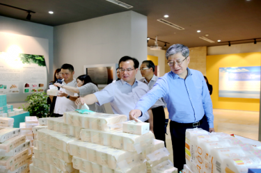 2019年 5月22日，时任浙江省社会组织综合党委专职副书记、省民政厅社会组织管理局局长蔡国华莅临世俱杯app官方入口纸业调研企业发展情况和党建工作